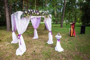Арка для церемонии бракосочетания в лесу