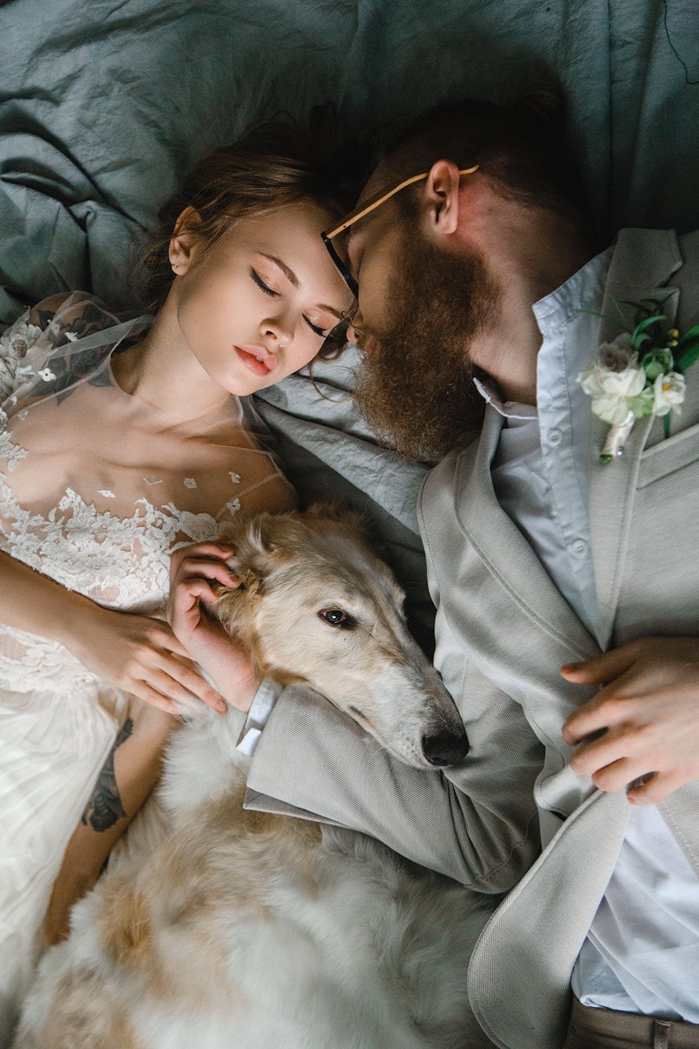 Жених и невеста с собакой
