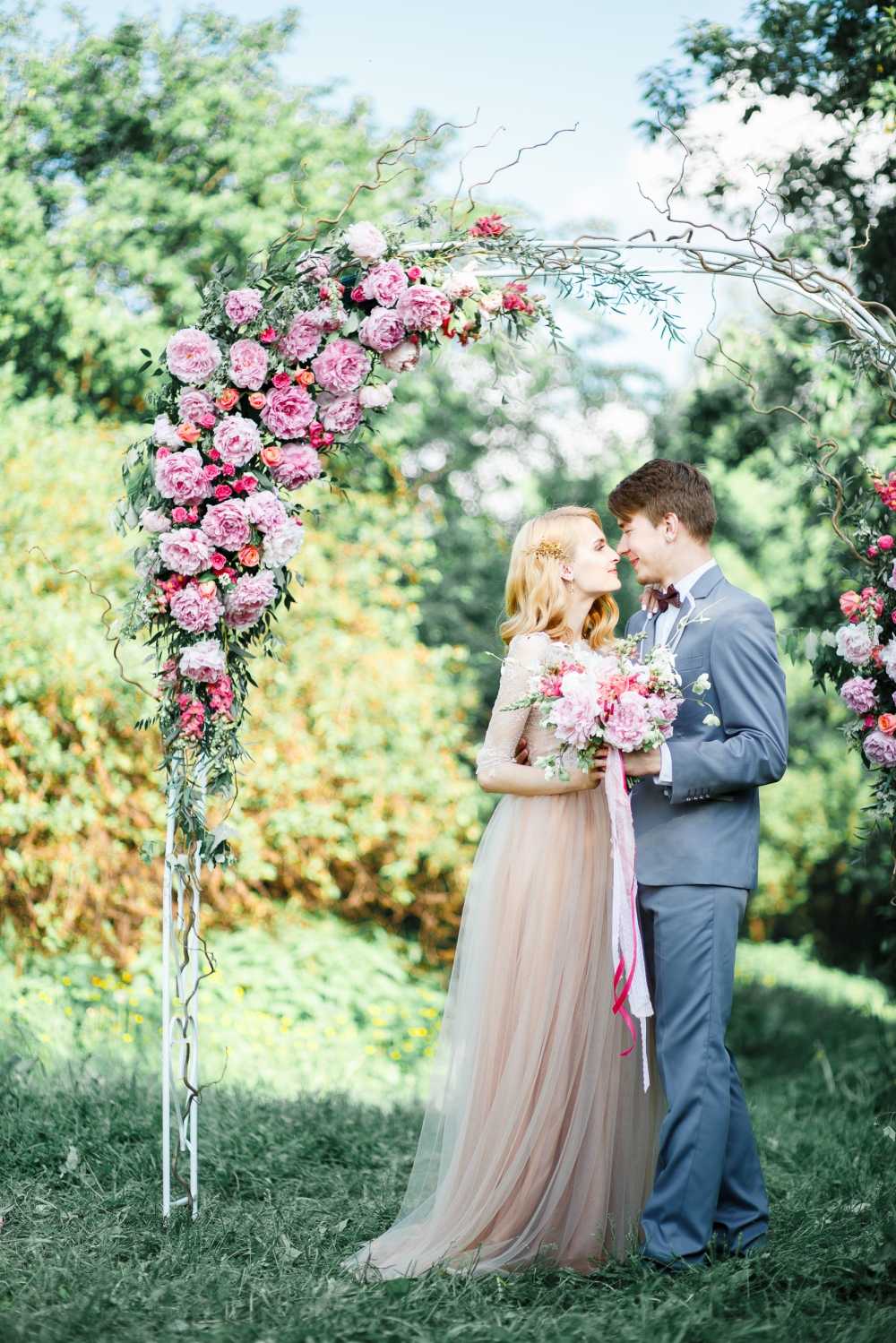 Арка, украшенная живыми цветами, — классика свадебного декора