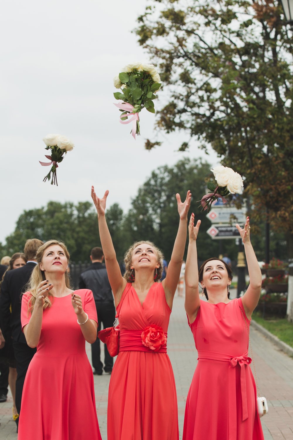 Подружки невесты в платьях насыщенного кораллового цвета