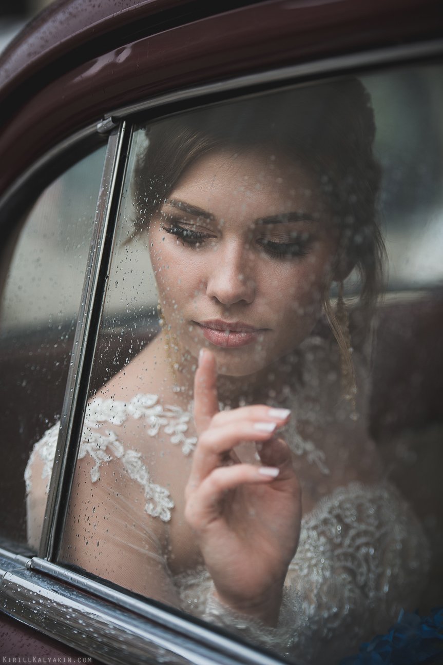 Невеста в ретро-автомобиле